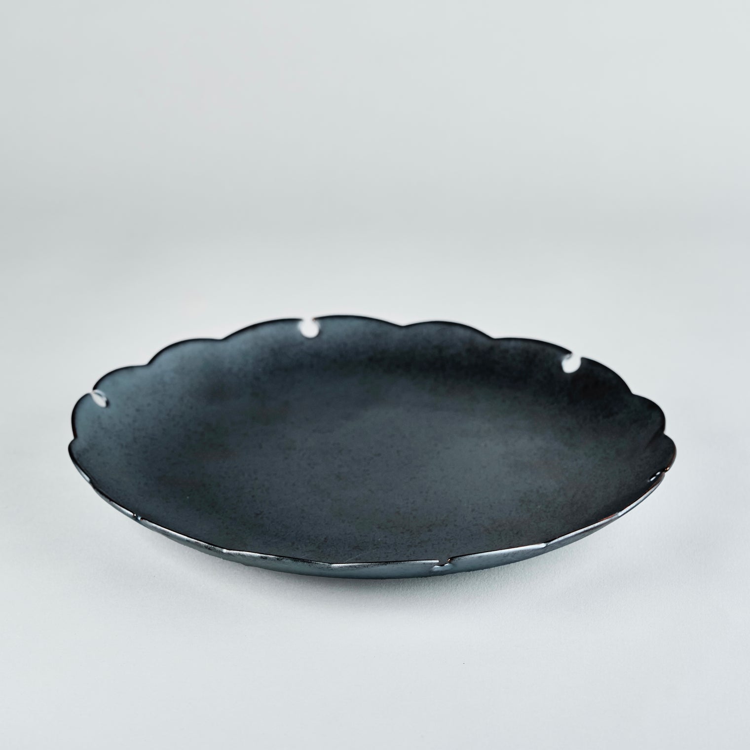 Seizan Gama Yukiwa Plate, Nero, 26.5cm x H4cm