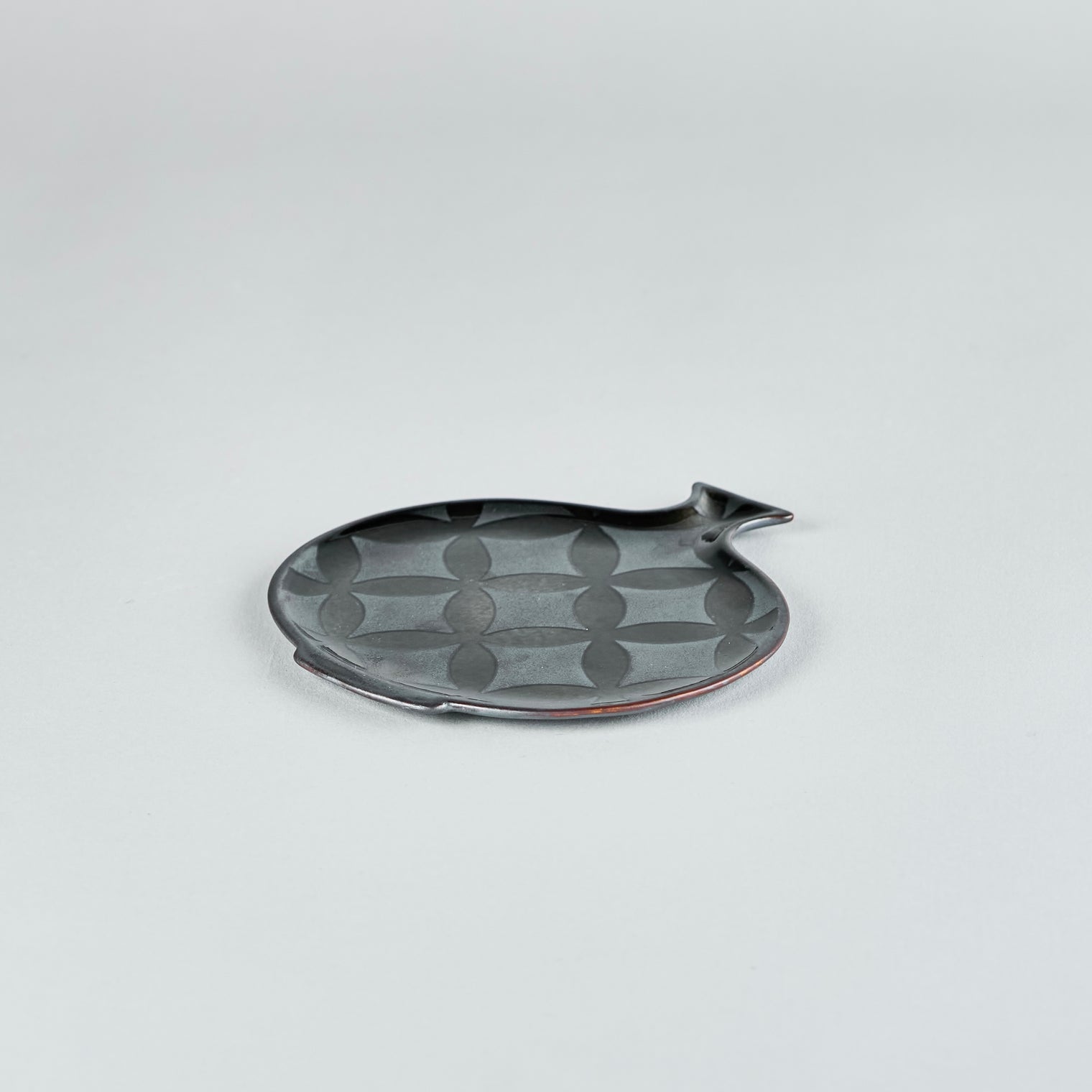 Seizan Gama Small vase-shaped plate (Tsurumaru) 01