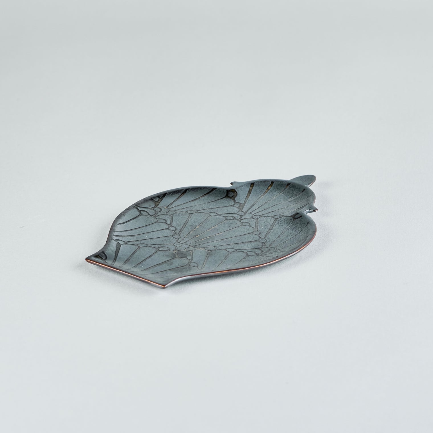 Seizan Gama Small vase-shaped plate (Agarwood) 02