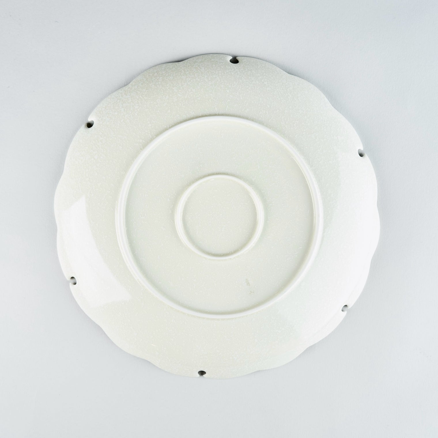 Seizan Gama Yukiwa Plate, Neve, 26.5cm x H4cm
