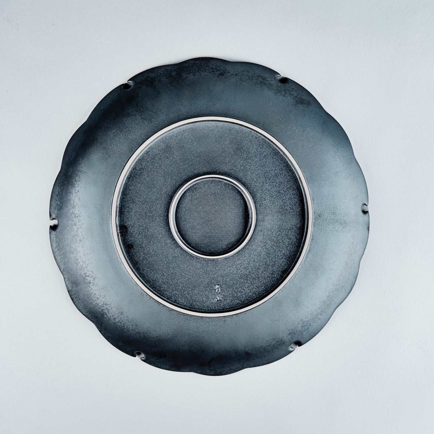Seizan Gama Yukiwa Plate, Nero, 26.5cm x H4cm