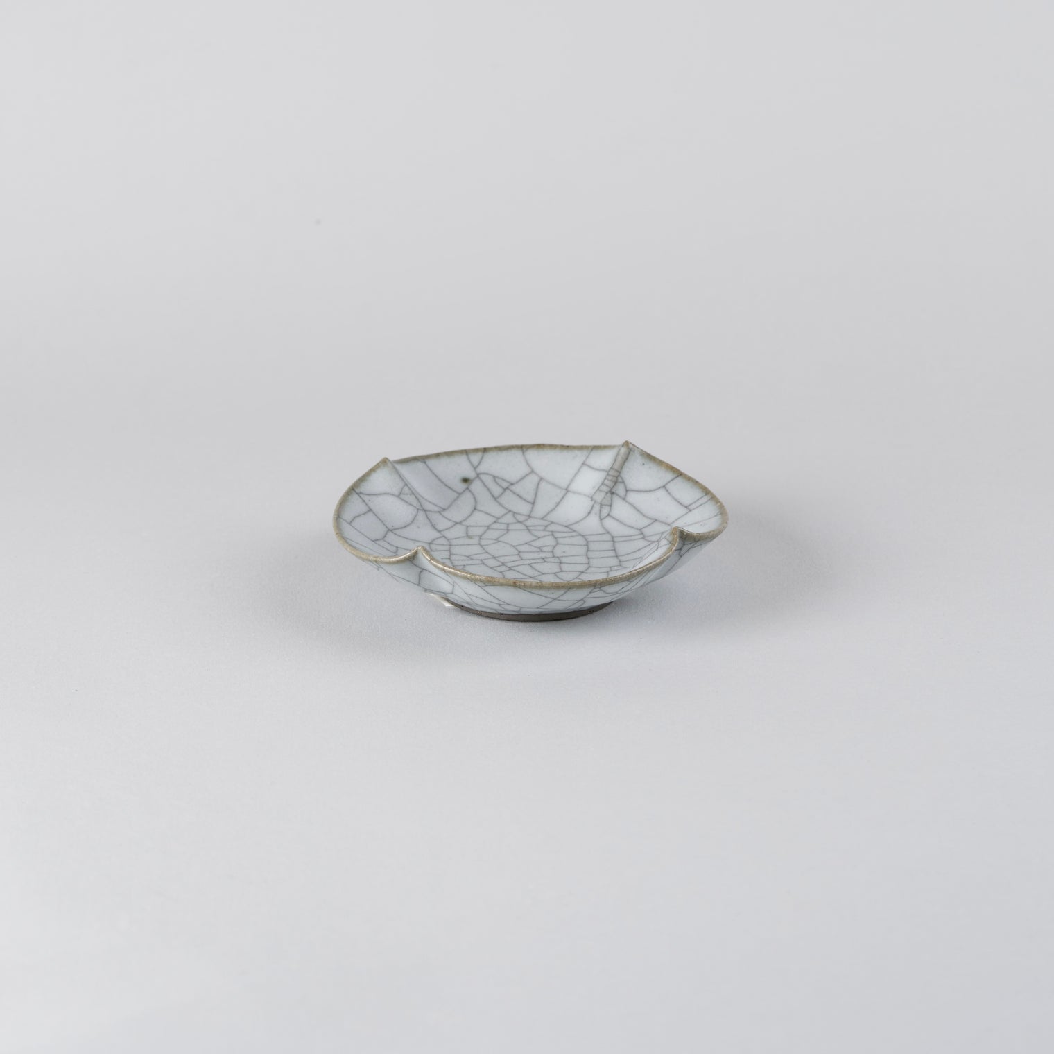 Charcoal 4-valve Small Plate, 9cm x 9cm x H2.5cm, Design by Takada San
