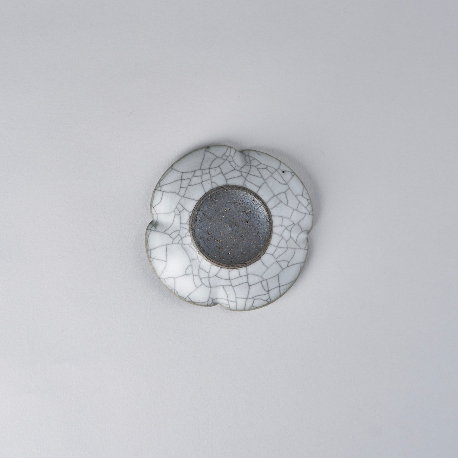Charcoal 4-valve Small Plate, 9cm x 9cm x H2.5cm, Design by Takada San