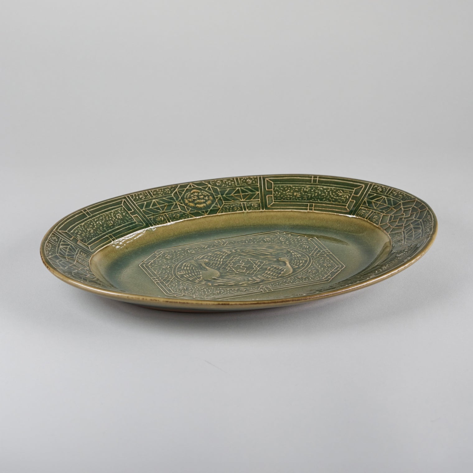 Suiyo Engraved Chinoiserie Oval L Celadon, 31 x 22.5 x H3.2cm