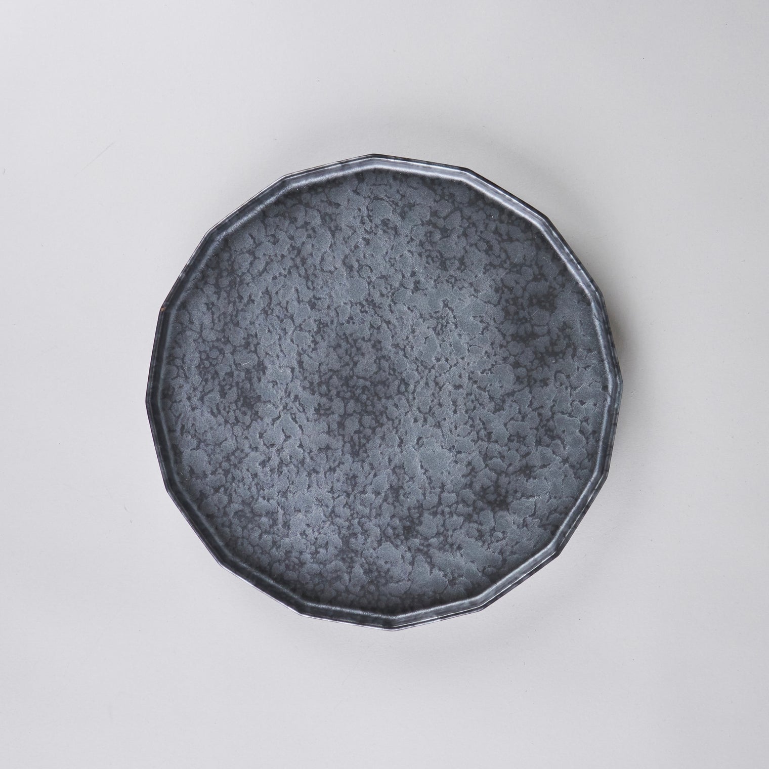 Kanezen Gama Sixteen-sided Plate Black Rust Squeezed Mat 23cm x H2cm
