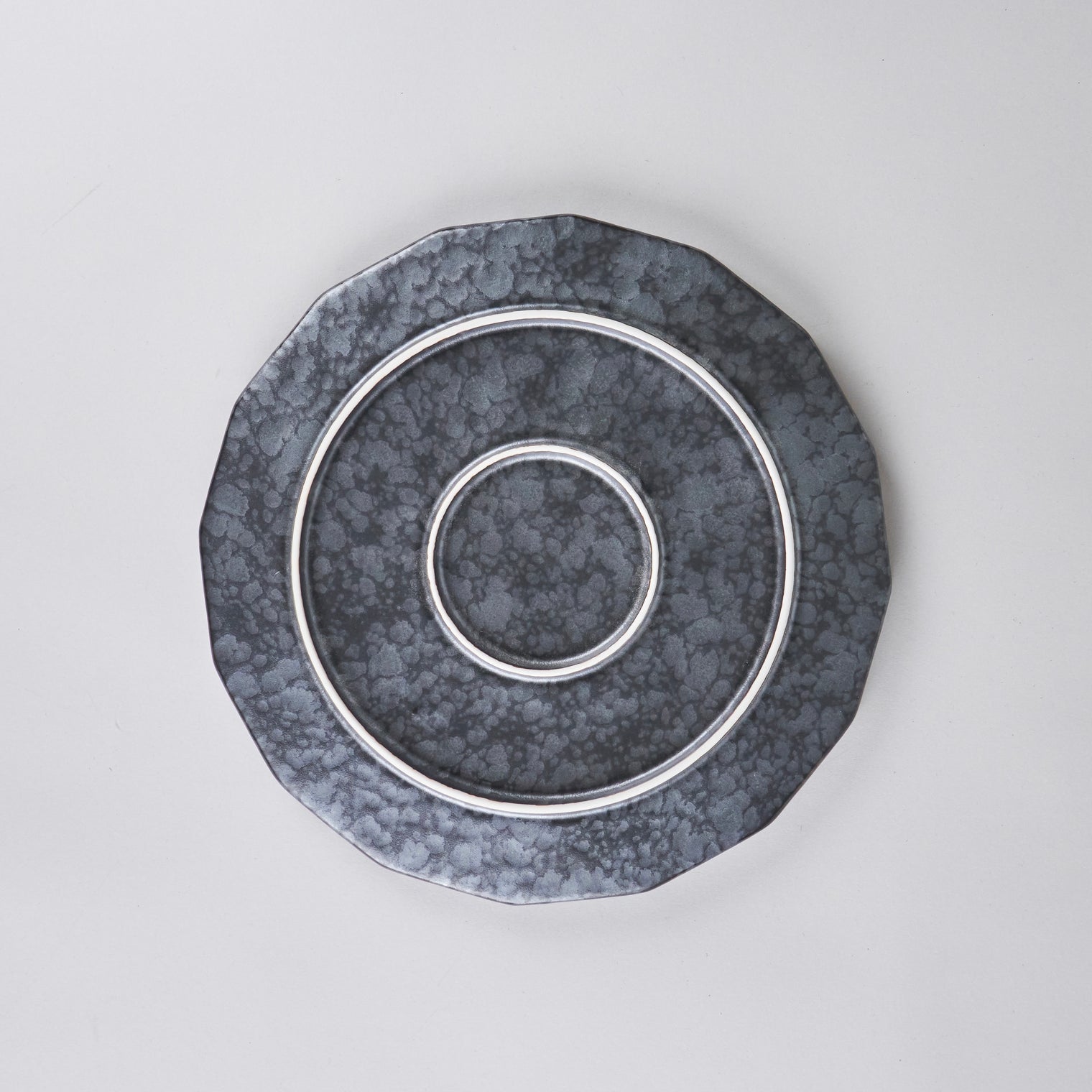 Kanezen Gama Sixteen-sided Plate Black Rust Squeezed Mat 23cm x H2cm