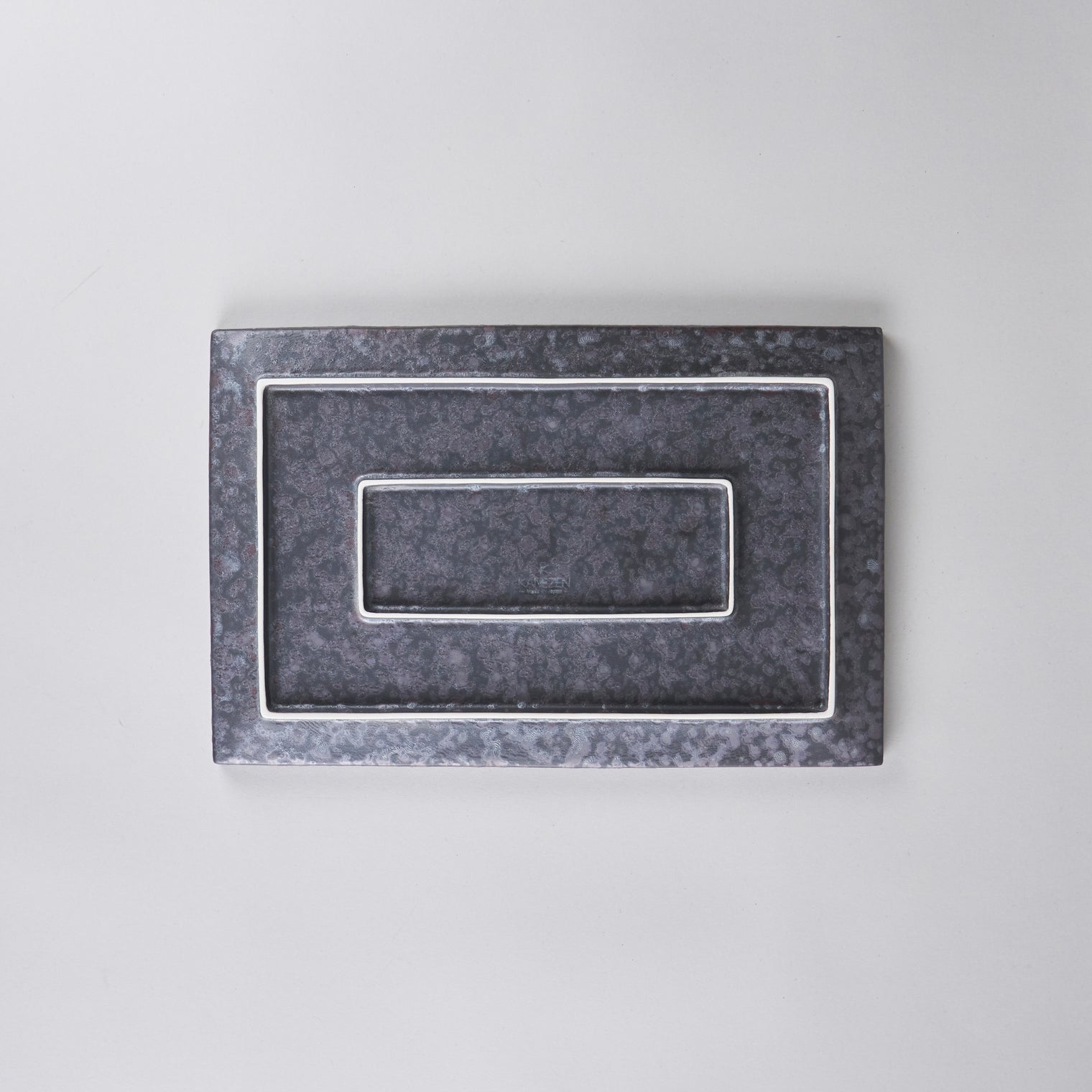 Kanezen Gama long rectangular plate with black rust pattern, W27.5 cm x D18cm x H2cm