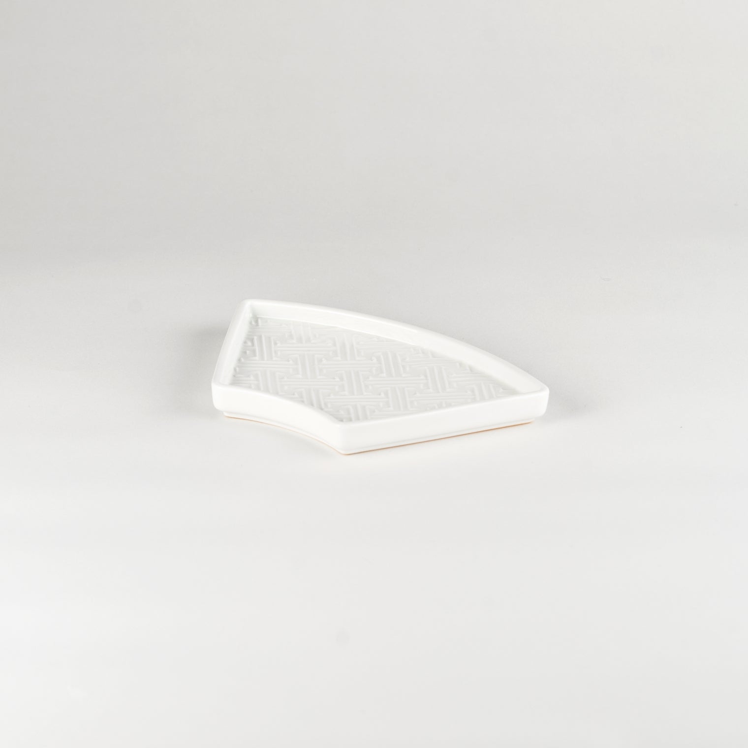 Jang Hun Seong Fan Pattern Plate in White, 19.5 x 11.7 x 2cm