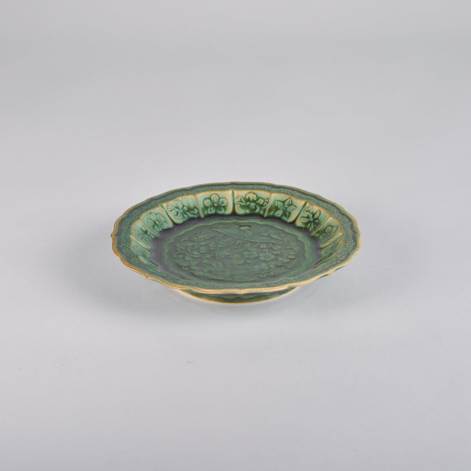 Fukusan Gama Flower and bird carved 5’ dish, Oribe, 16cm x 16cm x H2.8cm