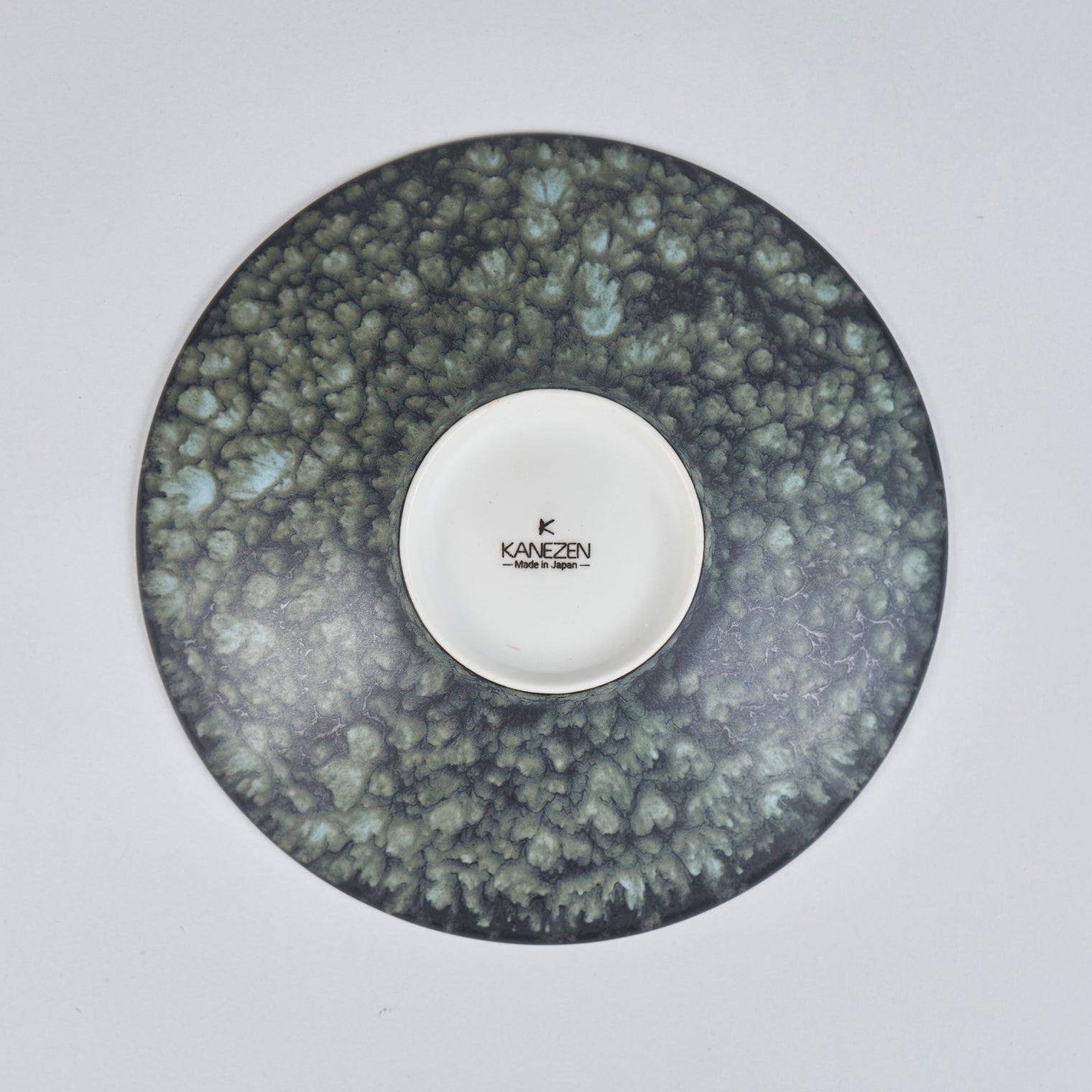 Kanezen Gama black plate, 20.3cm x H4.5cm