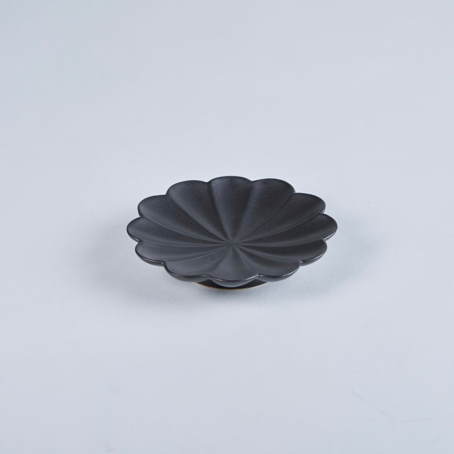 Usukiyaki, RINKA Twelve Petals Sauce Plate, Black, D11.5cm x H2cm