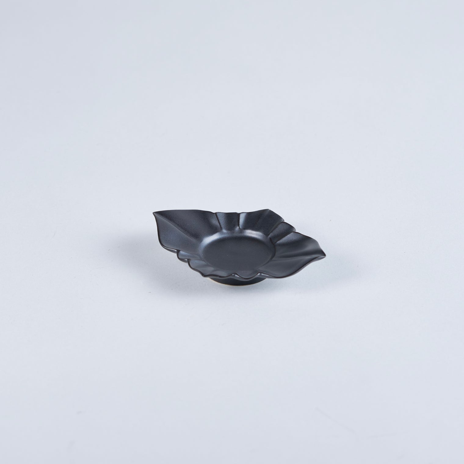 Usukiyaki, Ridge Flower Saucer, Black
