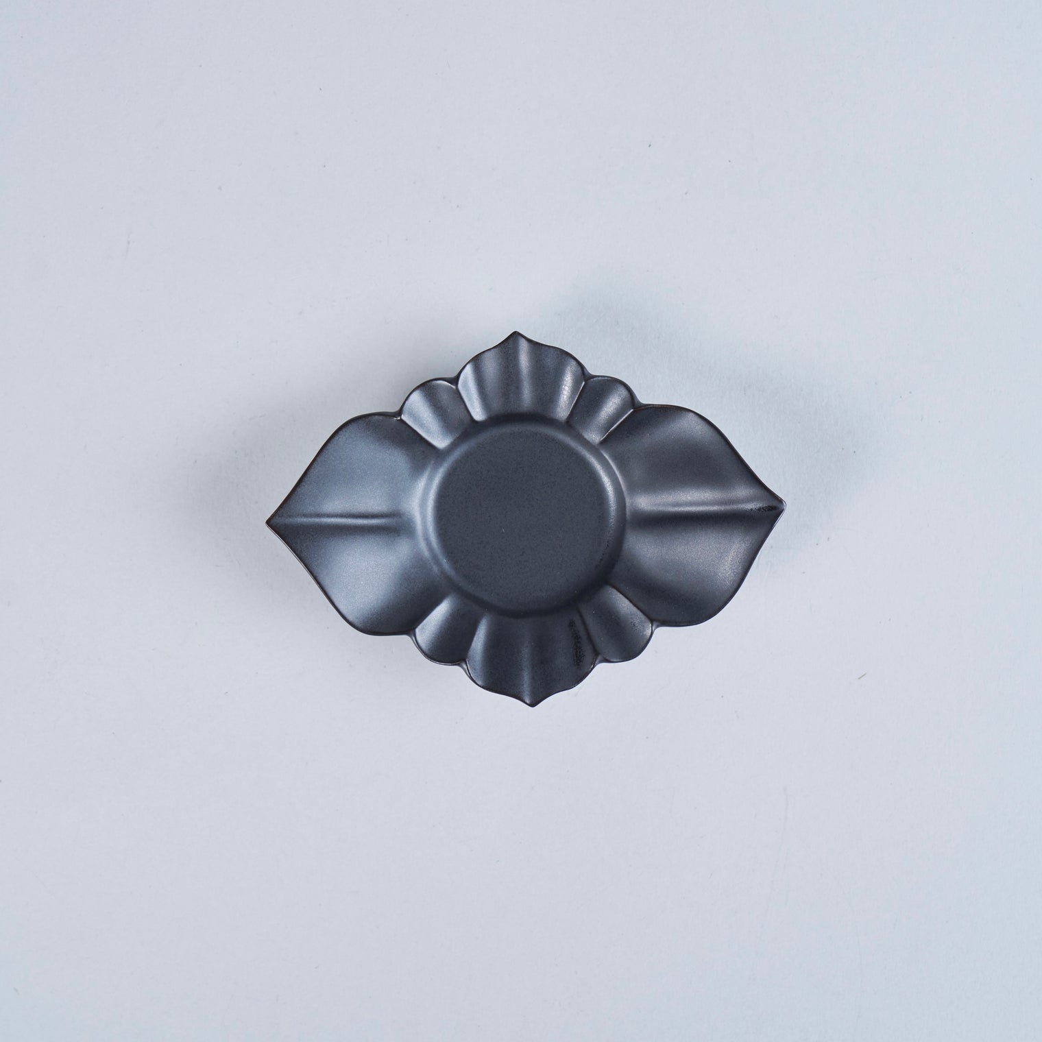 Usukiyaki, Ridge Flower Saucer, Black