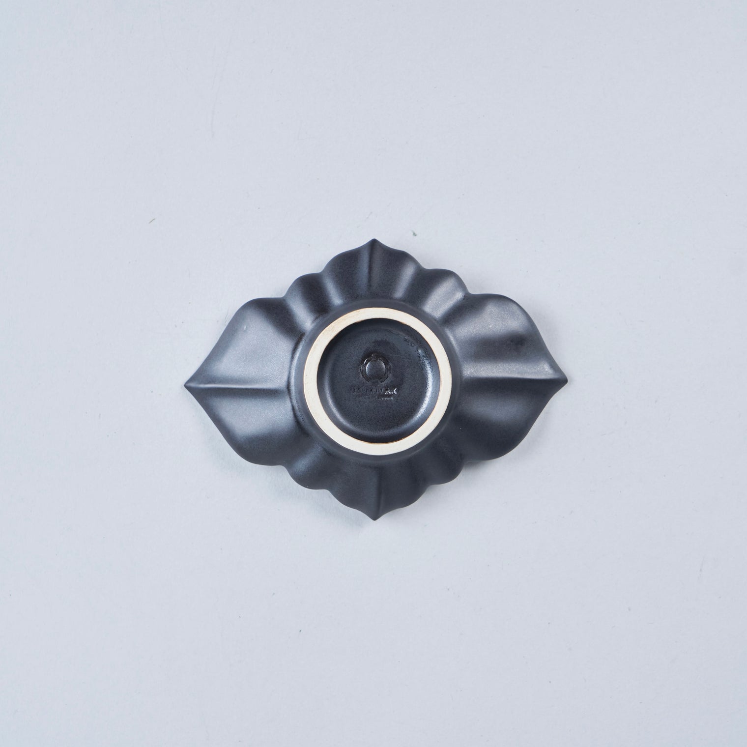 Usukiyaki, Ridge Flower Saucer, Black