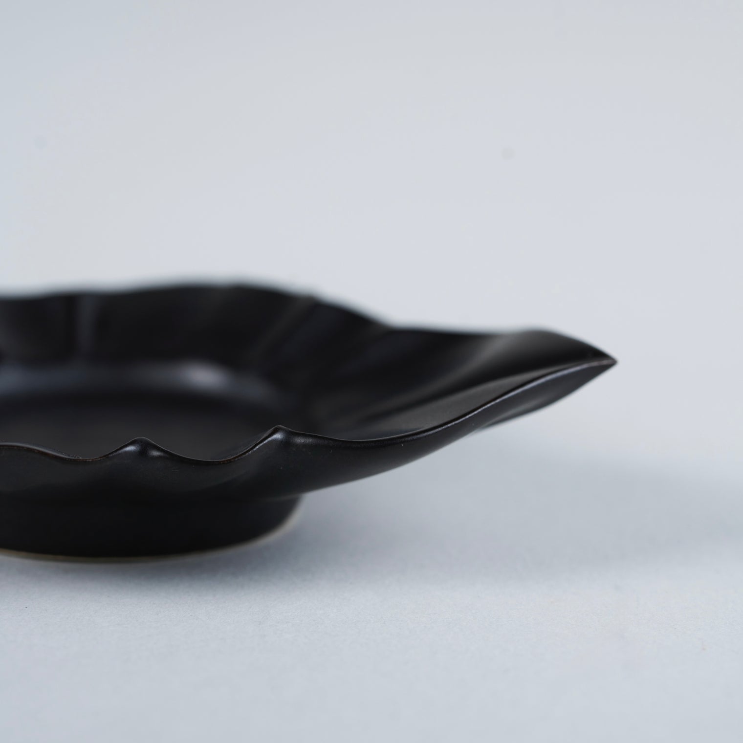 Usukiyaki, Ridge Flower Saucer, Black
