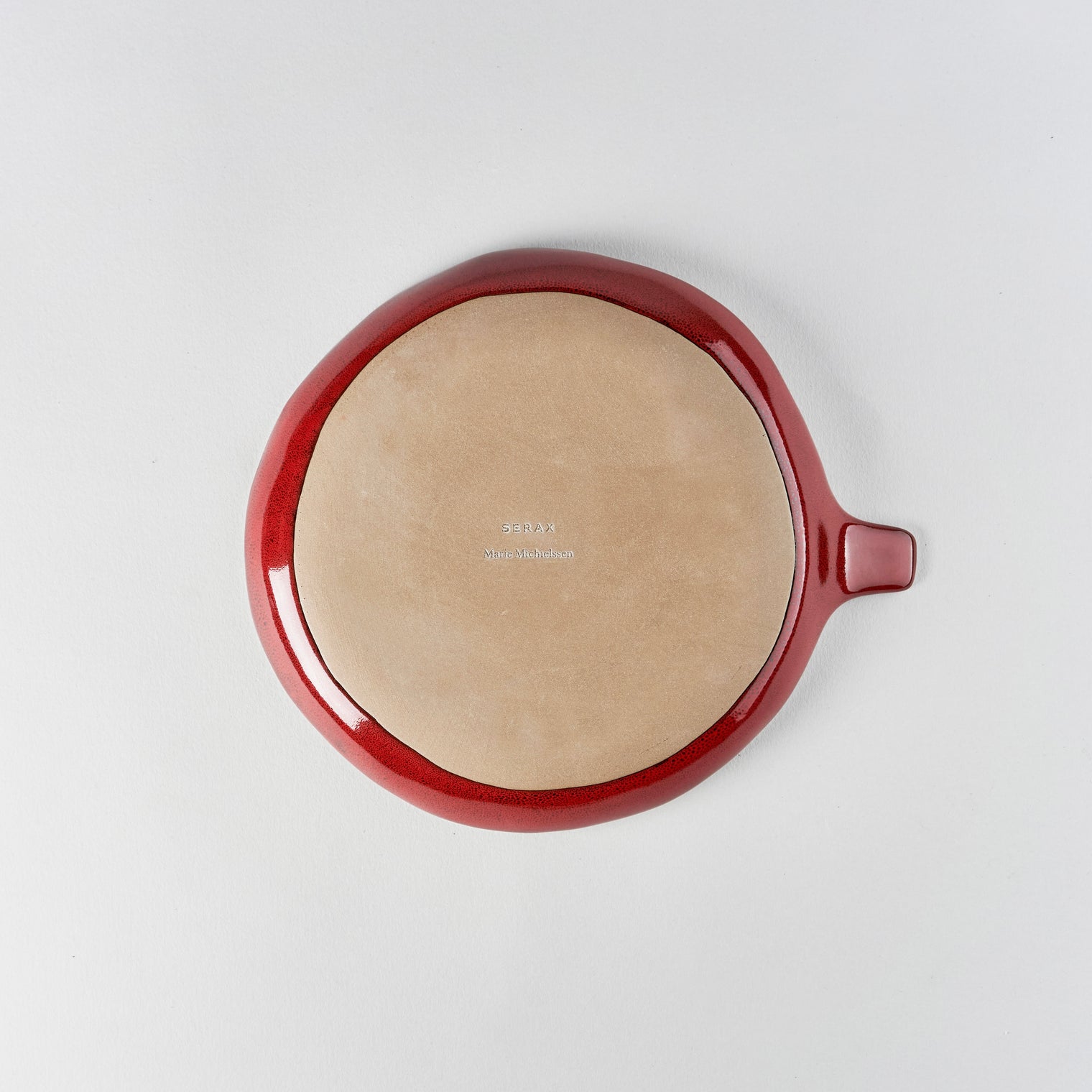 La Mère Plate With Handle Venetian Red, L20 W17 H2cm, Design by Marie Michielssen