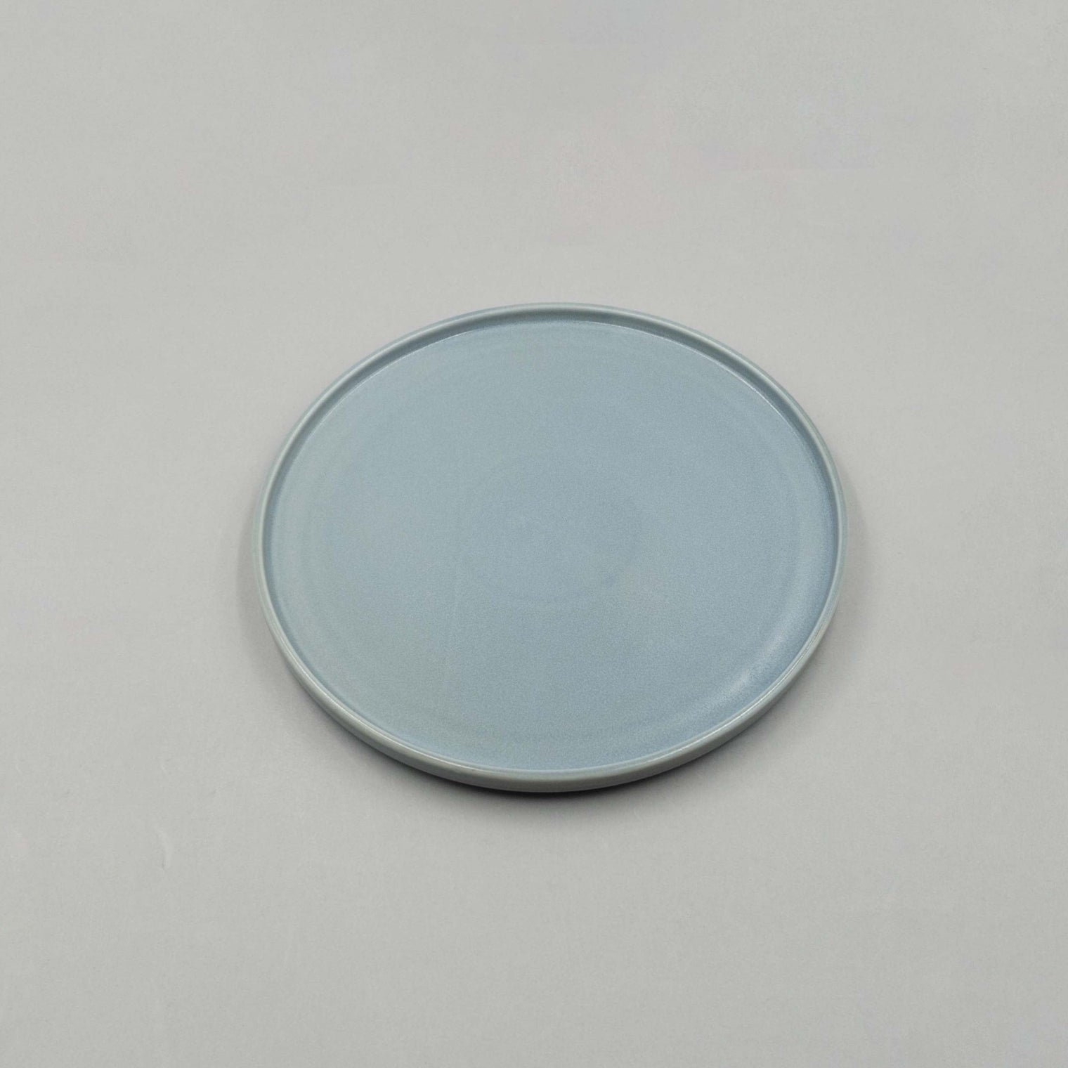 Clarisse Gray Short Rim Plate, 22.9cm