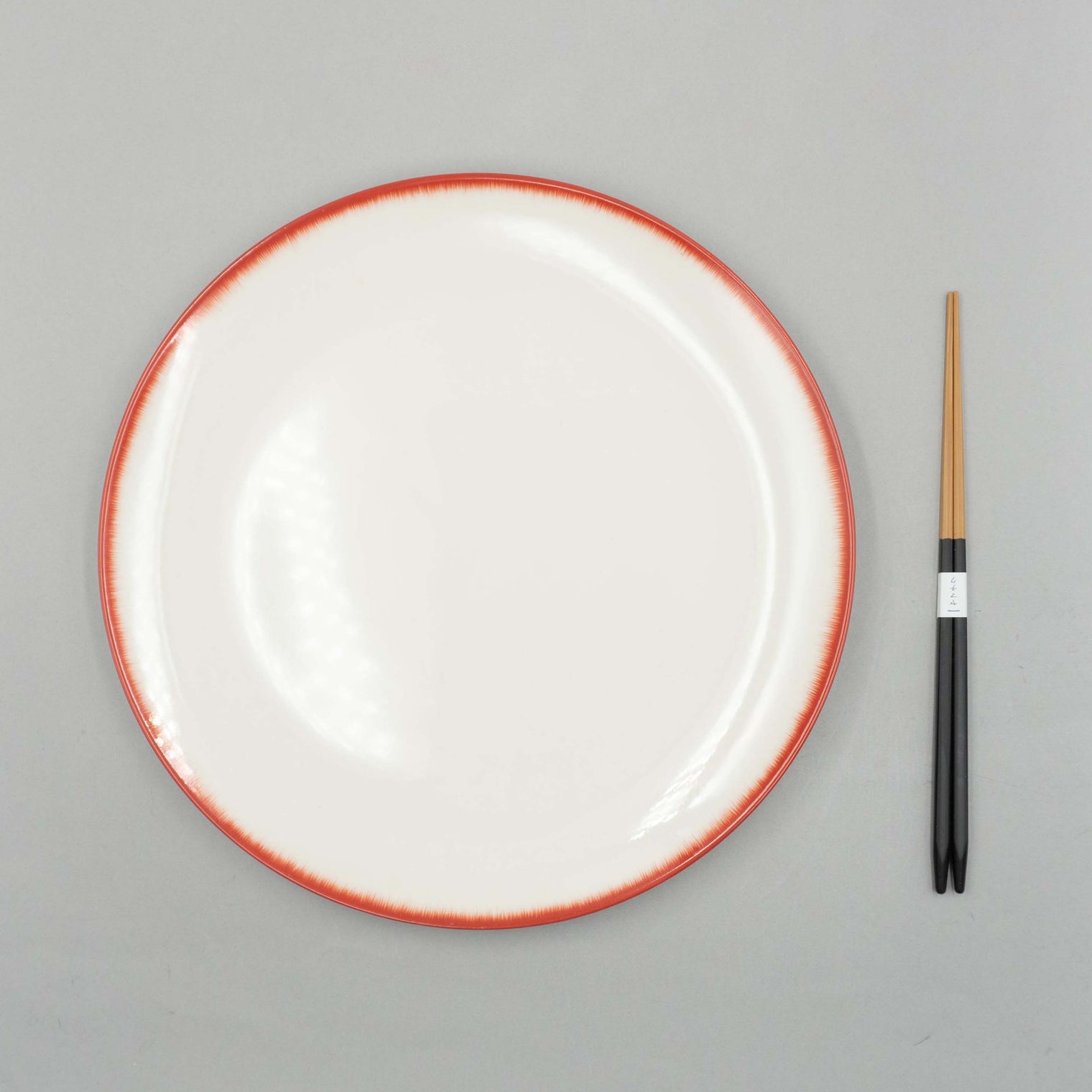 Dinner Plate, 28cm, Dé Off-White/Red VAR 2, Design by Ann Demeulemeester