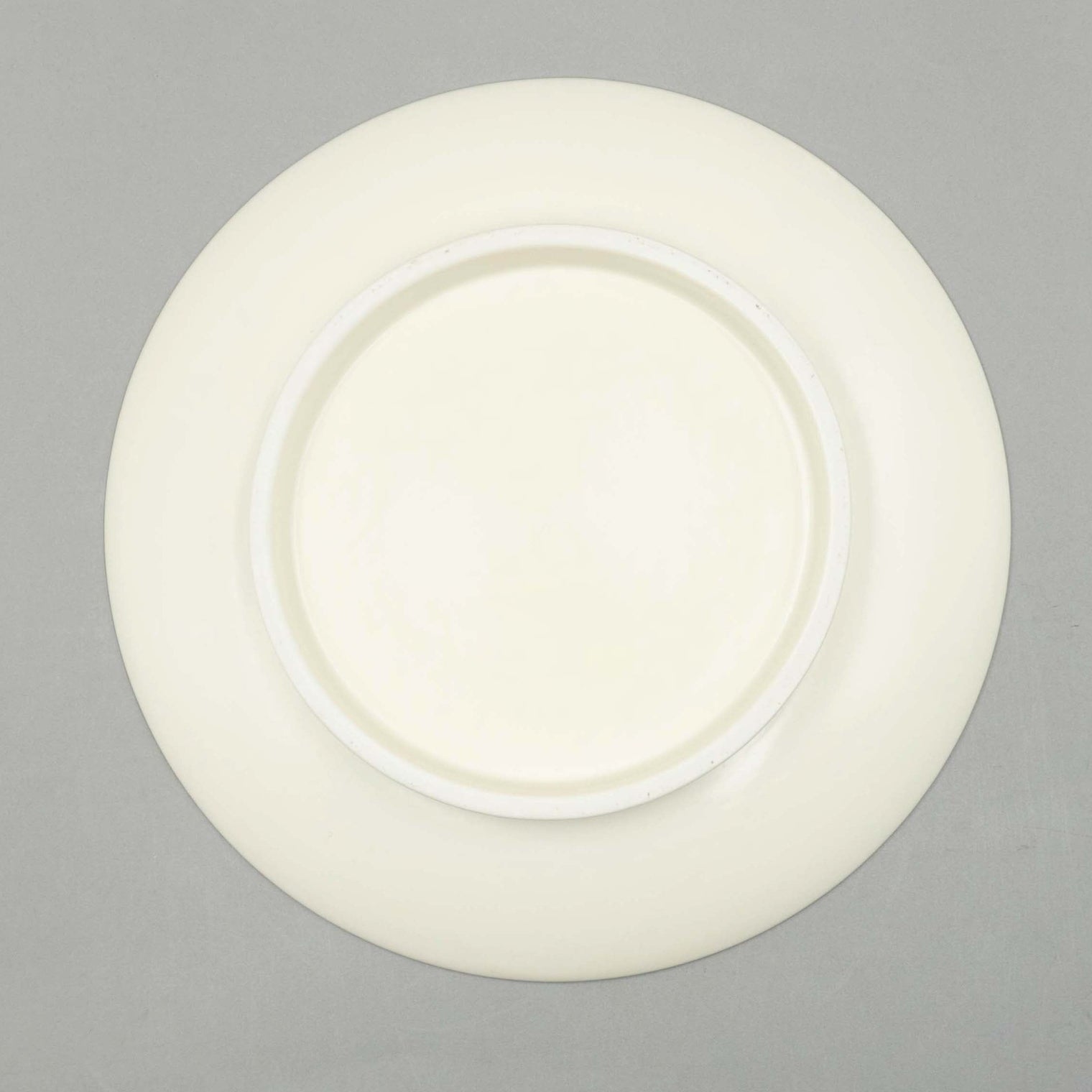 Dinner Plate, RA Off White, D28cm x H3cm, Design by Ann Demeulemeester