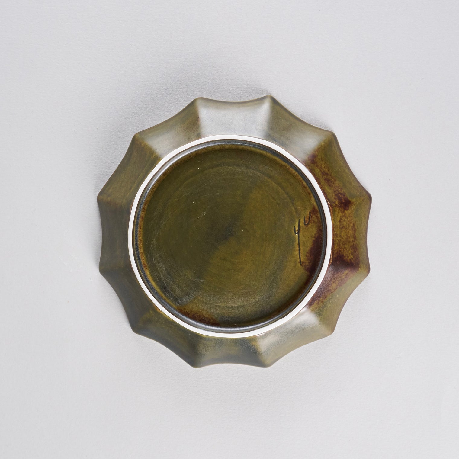 Utsuwa to Design S Deformed Plate, Olive Grey, 15cm x 15cm x H3cm