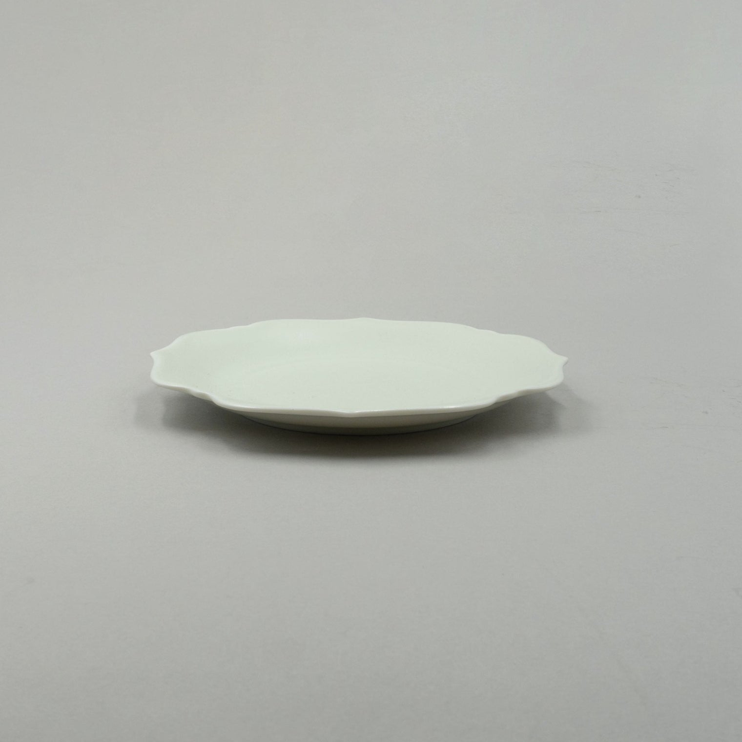 Megumi Ryoka Blue White Plate, 16.5cm x H2cm