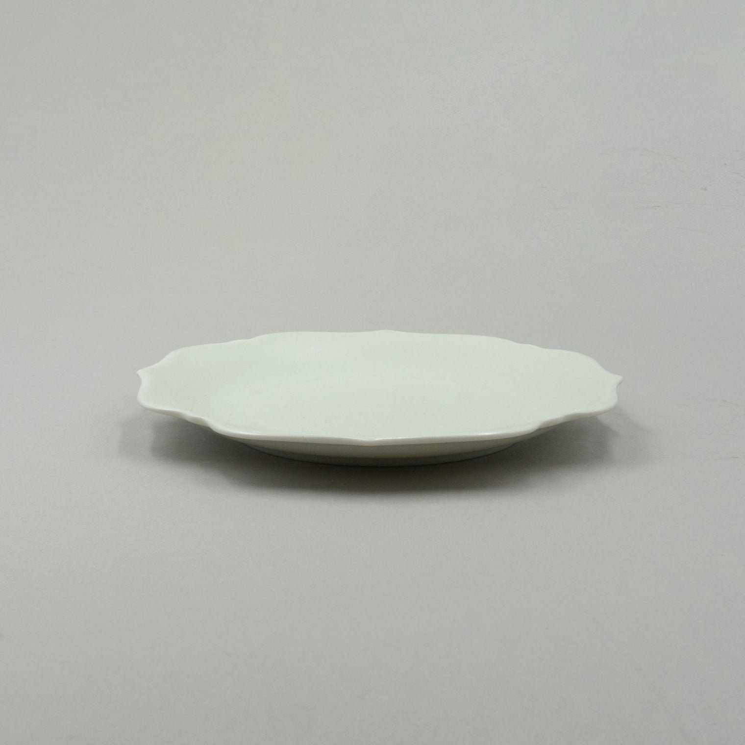 Megumi Ryoka Blue White Plate, 25.5cm x H2.9cm