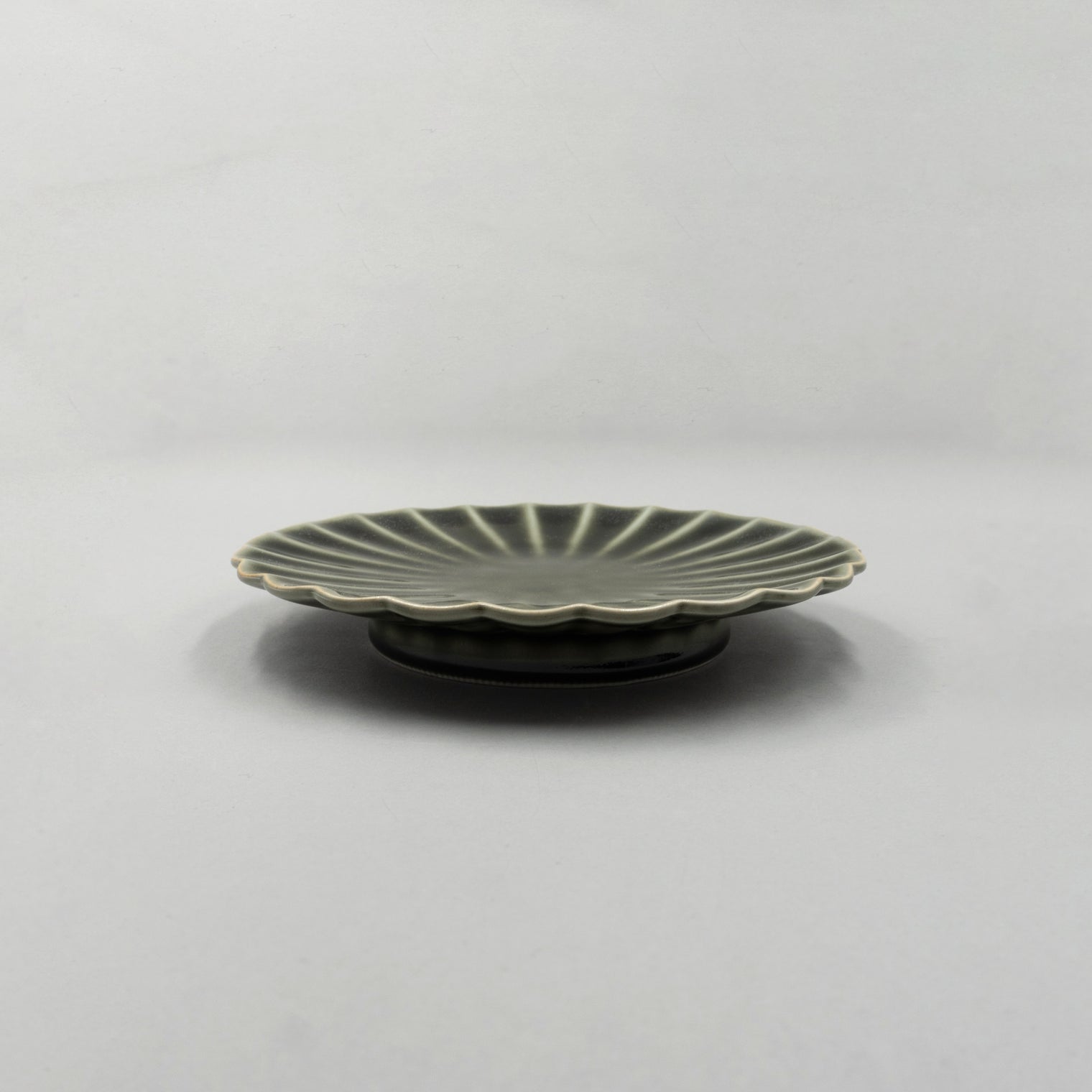Oribe Kiku Plate 20cm, 20.3cm x 3.2cm