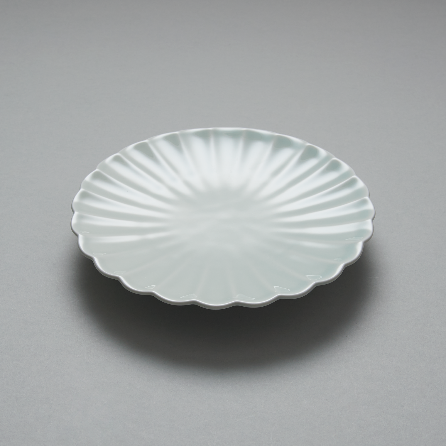 Seihaku Kiku Plate 20cm, 20.3cm x 3.2cm