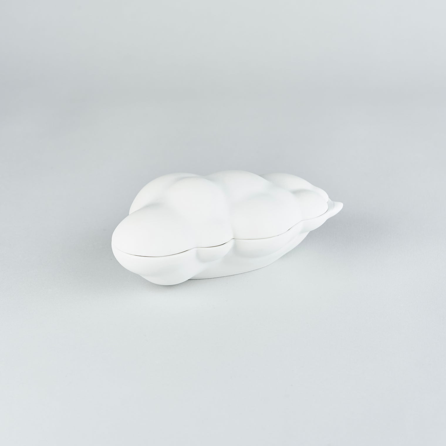 224 Porcelain Cloud nine lidded container, W18cm x H9cm
