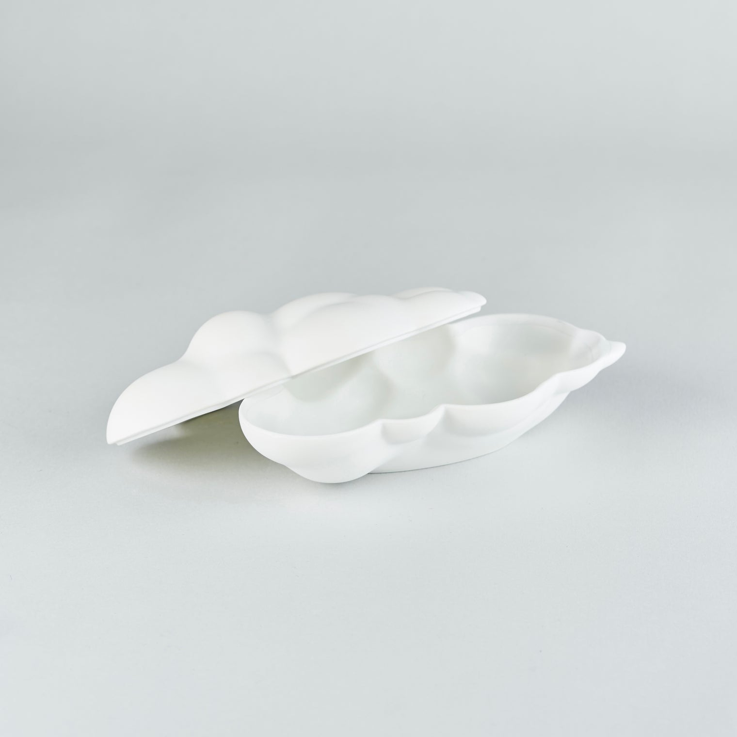 224 Porcelain Cloud nine lidded container, W18cm x H9cm