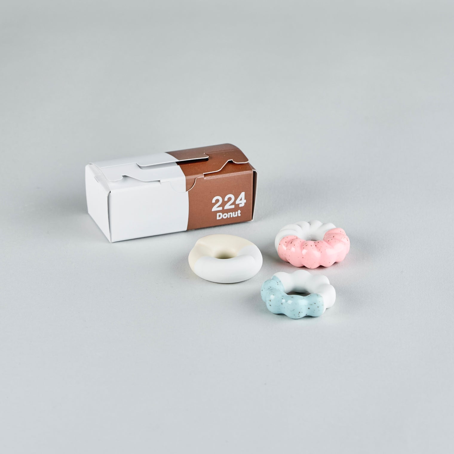 224 Porcelain 3 piece set B, Donut chopstick rests