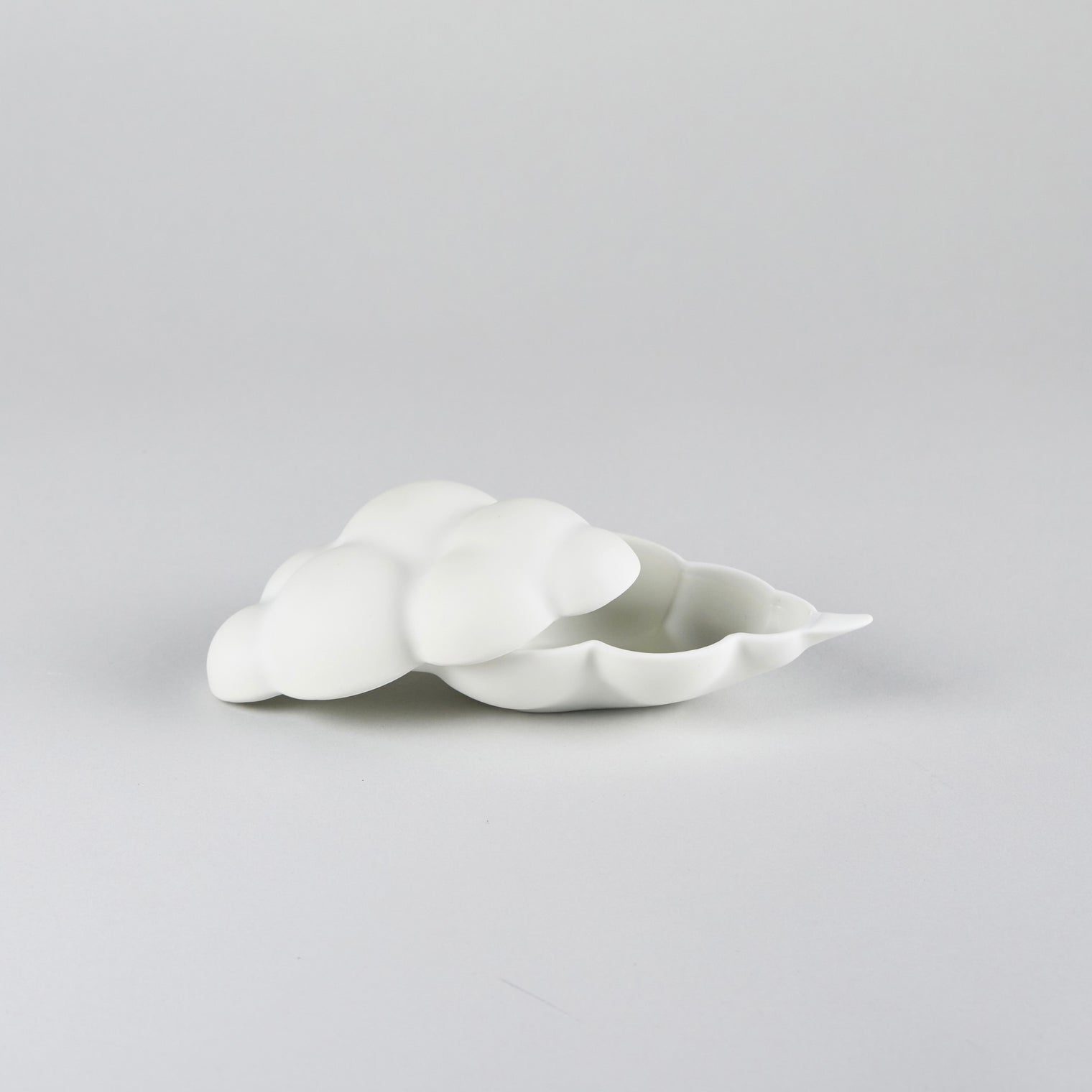 224 Porcelain Cloud nine lidded container M, W13cm x H5cm