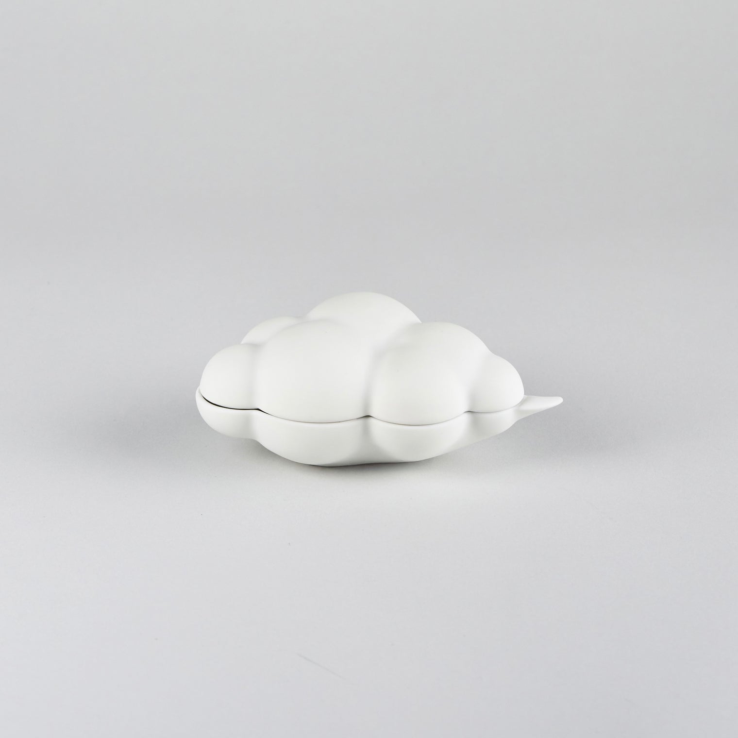 224 Porcelain Cloud nine lidded container M, W13cm x H5cm