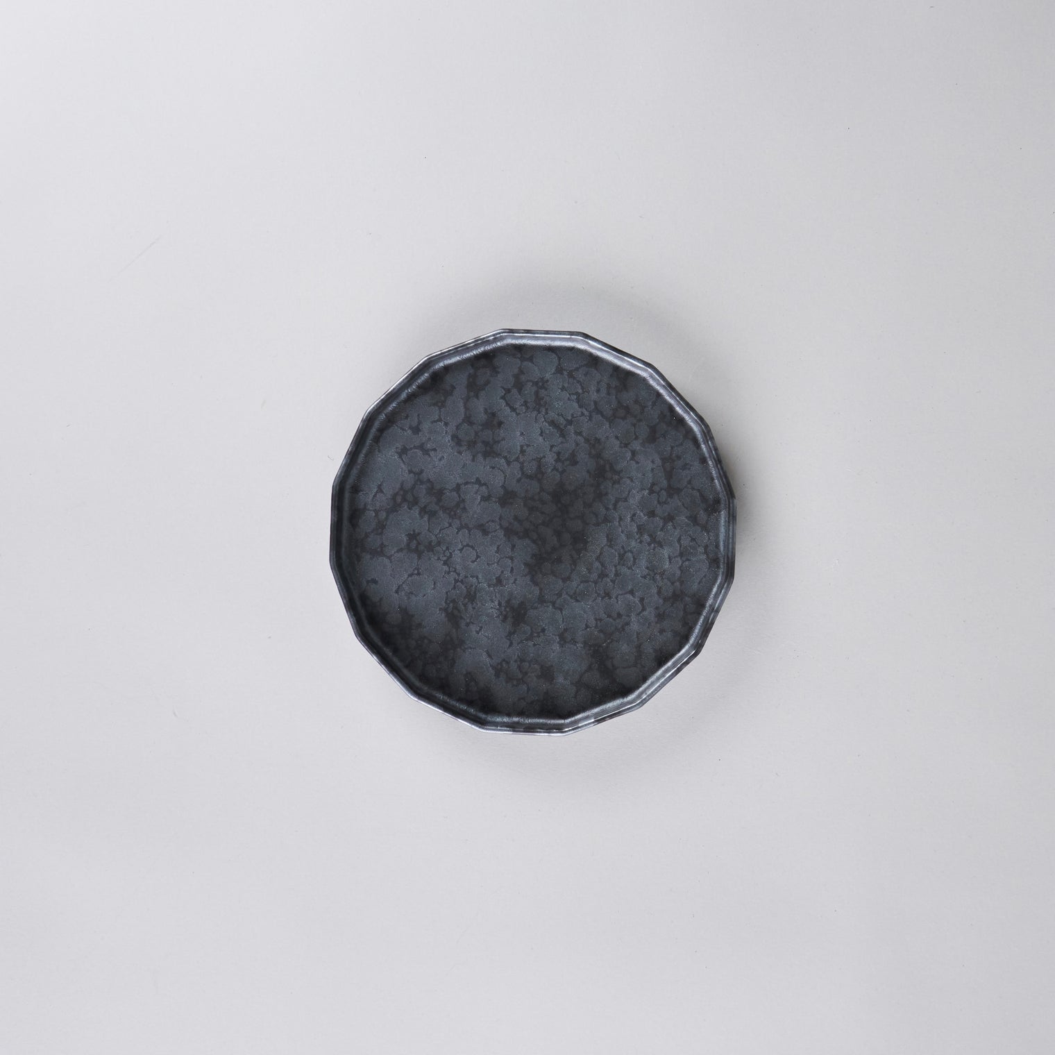 Kanezen Gama Sixteen-sided Plate Black Rust Squeezed Mat 15.5cm x H2cm