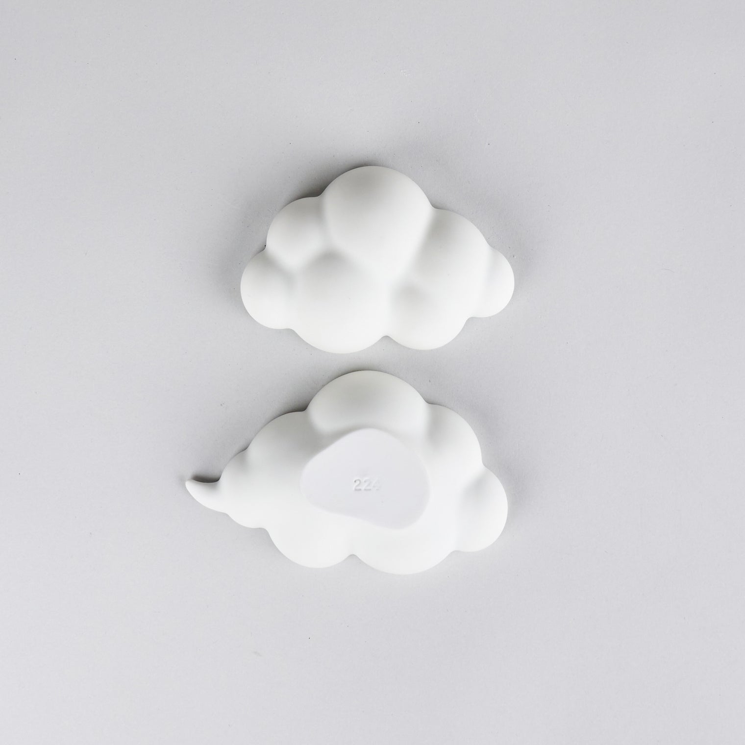 224 Porcelain Cloud nine lidded container M, W13cm x H5cm