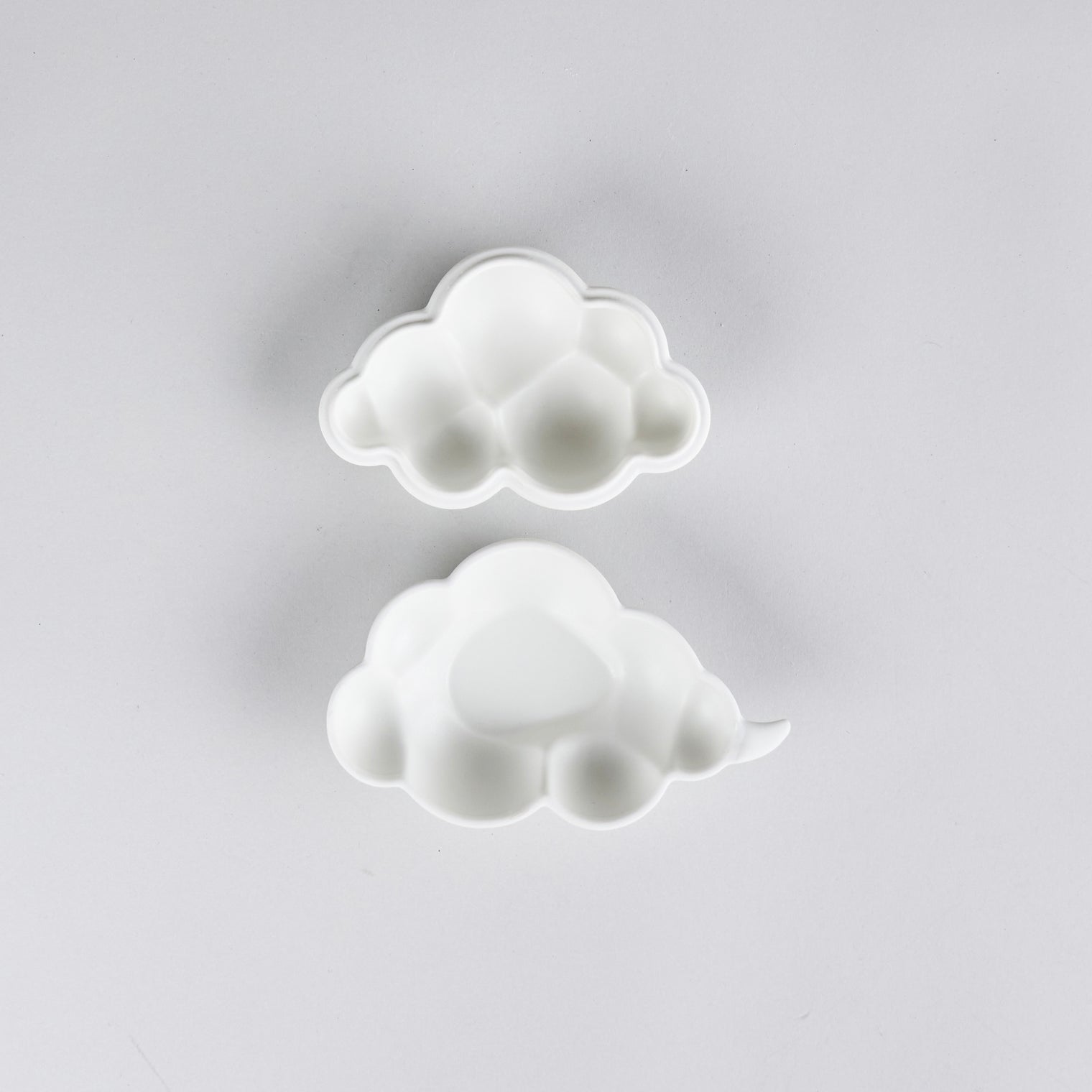 224 Porcelain Cloud nine lidded container M, W13cm x H5cm
