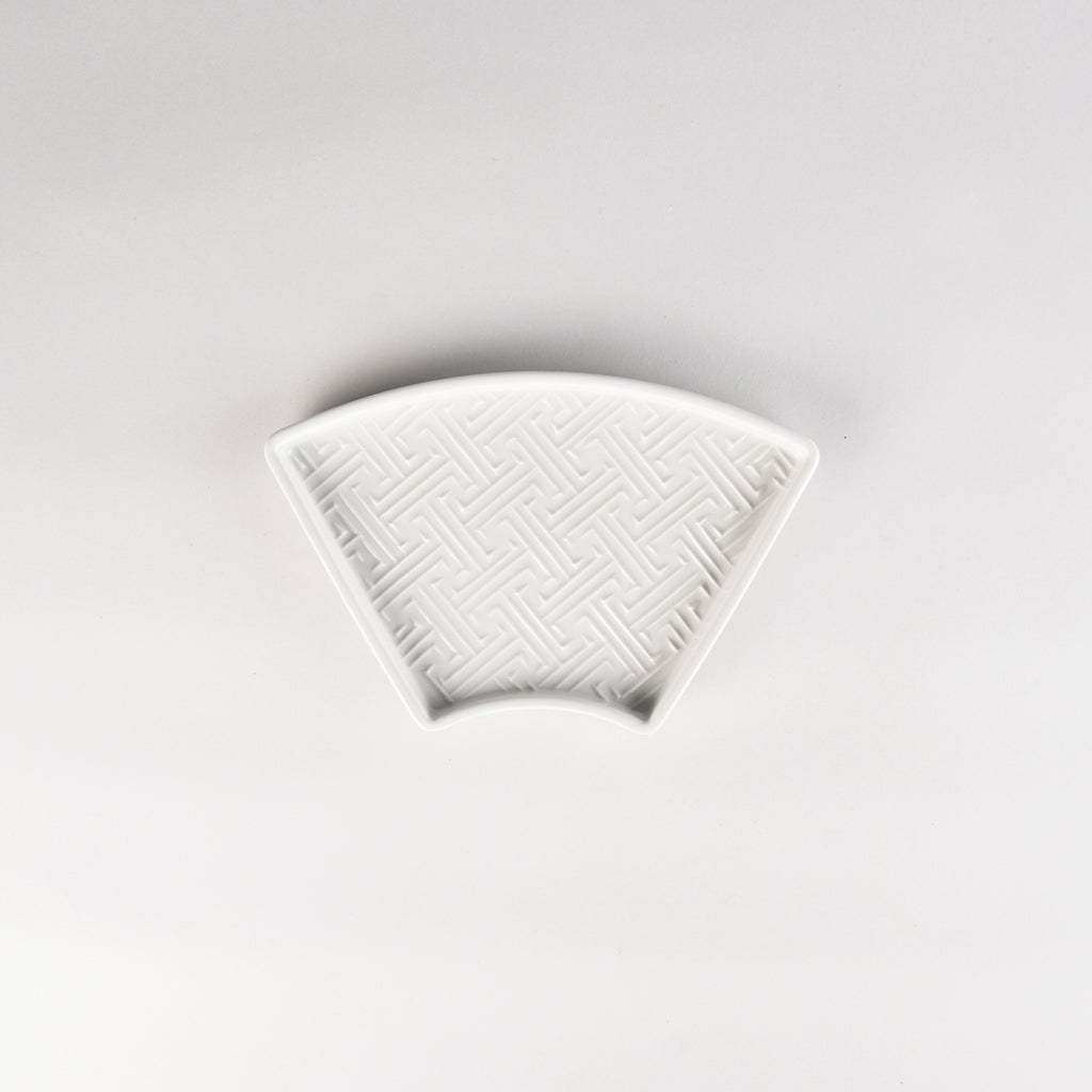 Jang Hun Seong Fan Pattern Plate in White, 19.5 x 11.7 x 2cm