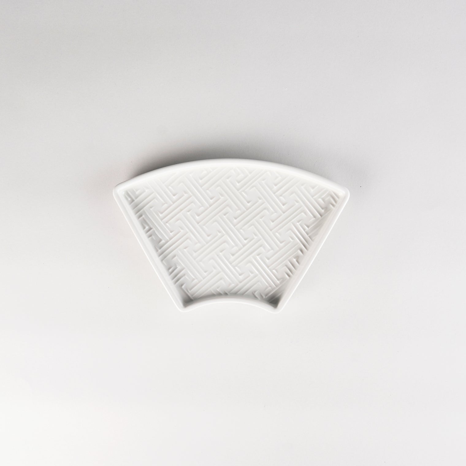 Jang Hun Seong Fan Pattern Plate in White, 19.5 x 11.7 x 2cm
