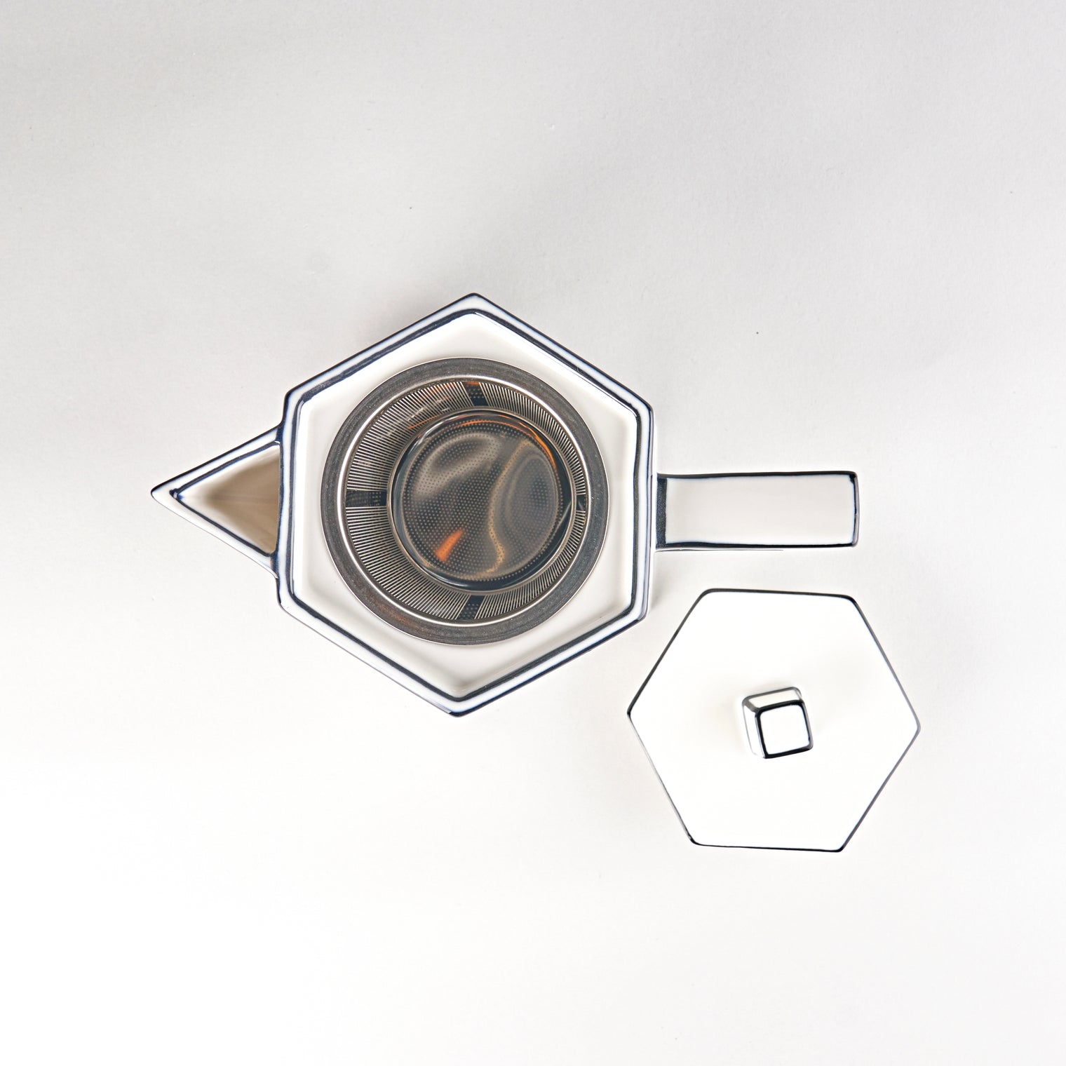 Carte Blanche Tea Pot by Annebet Philips