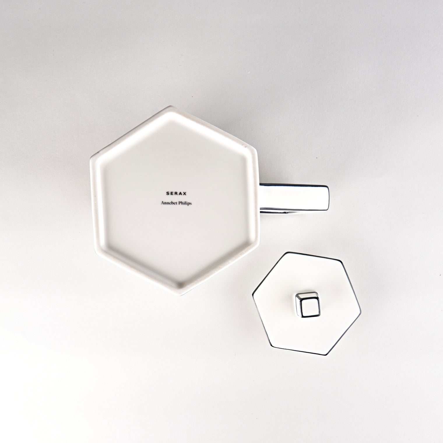 Carte Blanche Tea Pot by Annebet Philips