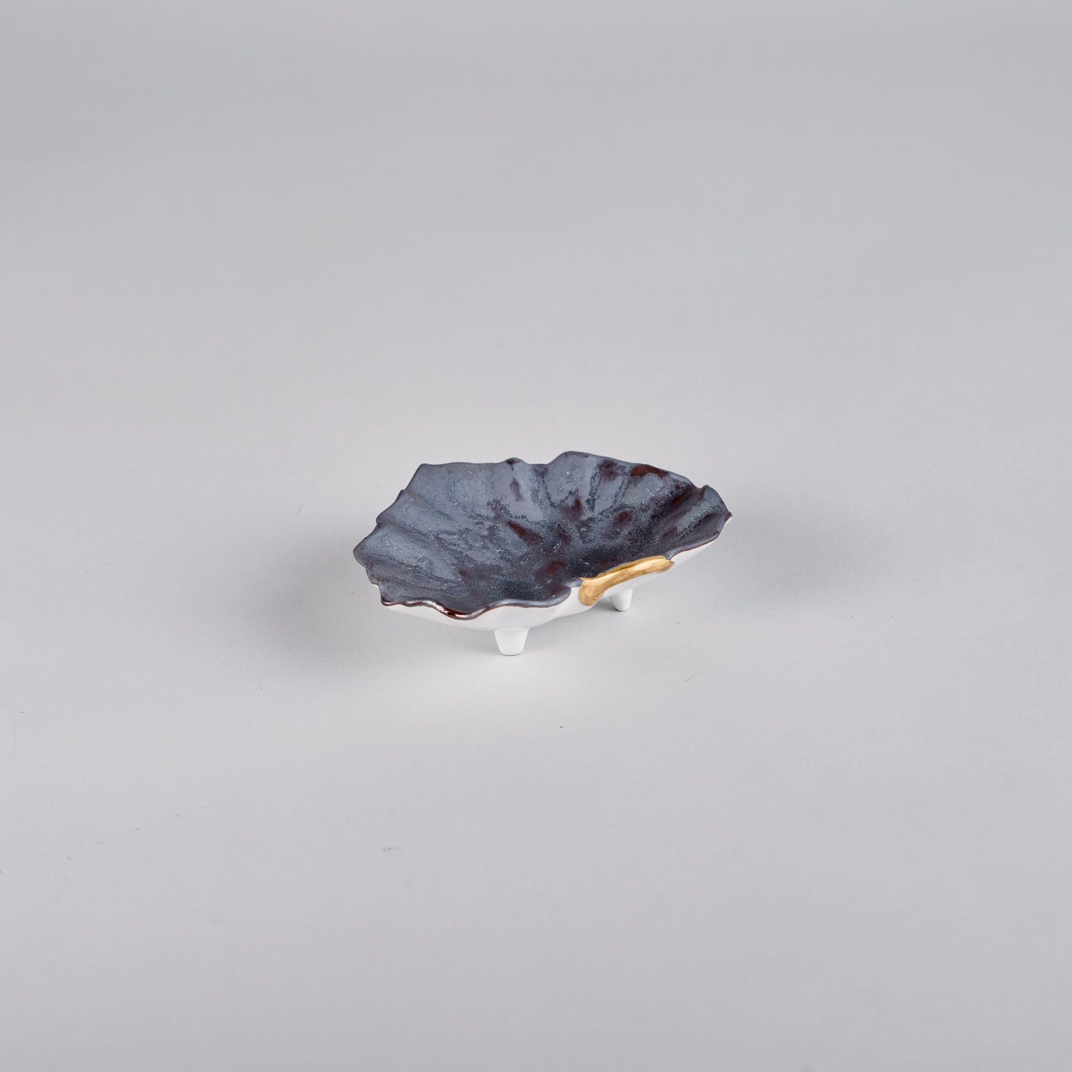 Fukusan Gama Tsuwa-style Small Serving Dish, Black Shibori Glaze with Gold Stem, 10cm x 8cm x H2.8cm