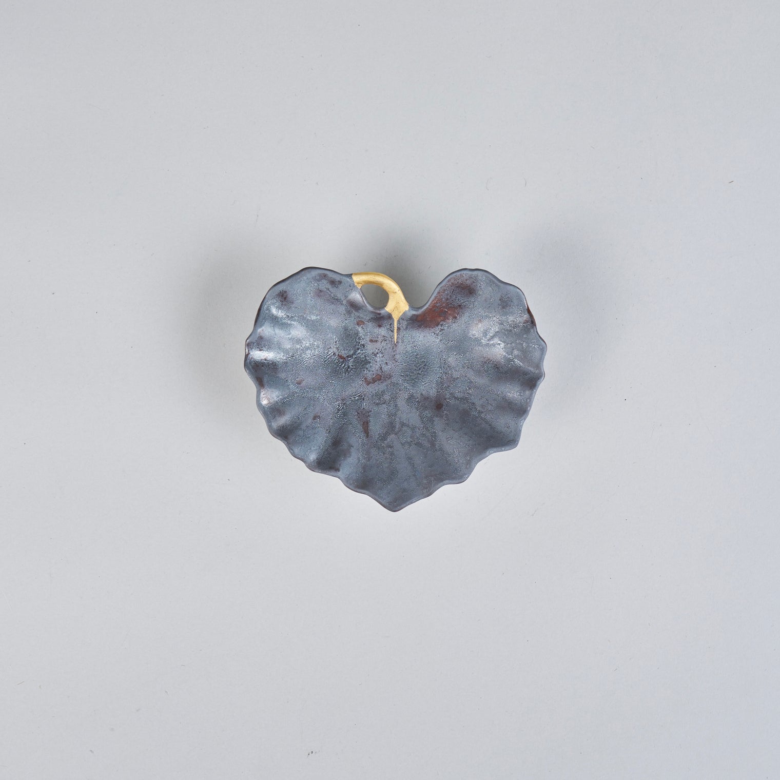 Fukusan Gama Tsuwa-style Small Serving Dish, Black Shibori Glaze with Gold Stem, 10cm x 8cm x H2.8cm