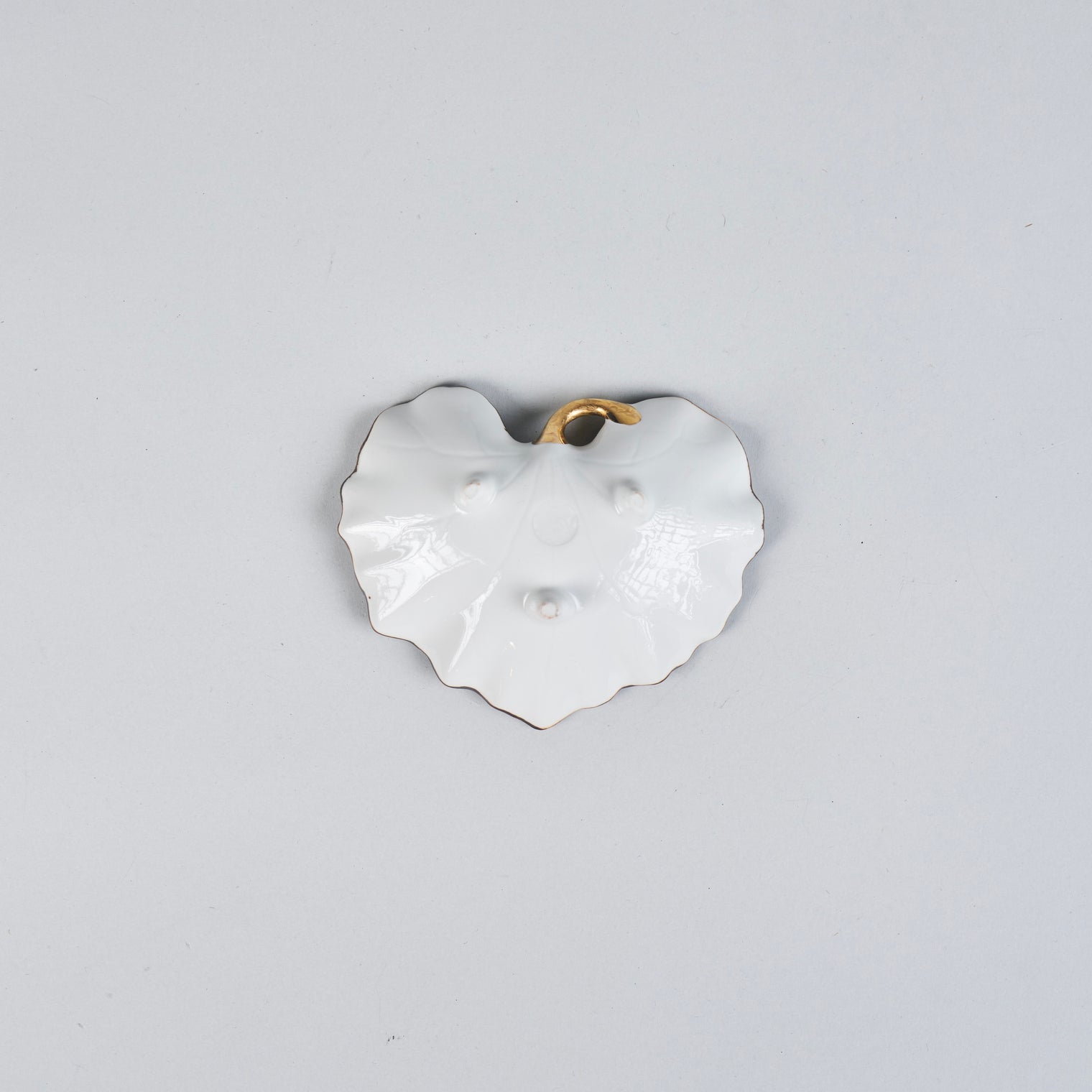 Fukusan Gama Tsuwa-style Small Serving Dish, Black Shibori Glaze with Gold Stem, 10cm x 8cm x H2.8cm