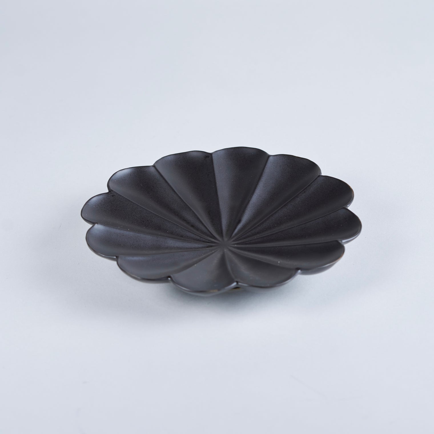 Usukiyaki,RINKA Twelve Petals Deep Side Plate, Black, D18.5cm x H3cm