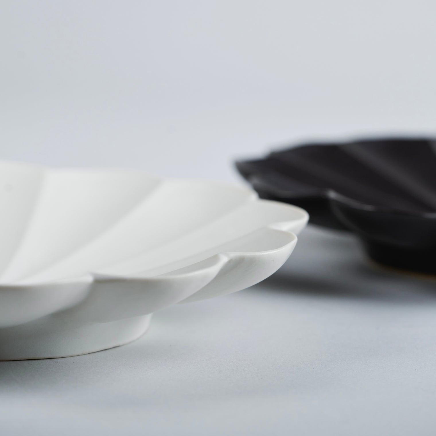 Usukiyaki,RINKA Twelve Petals Deep Side Plate, Black, D18.5cm x H3cm