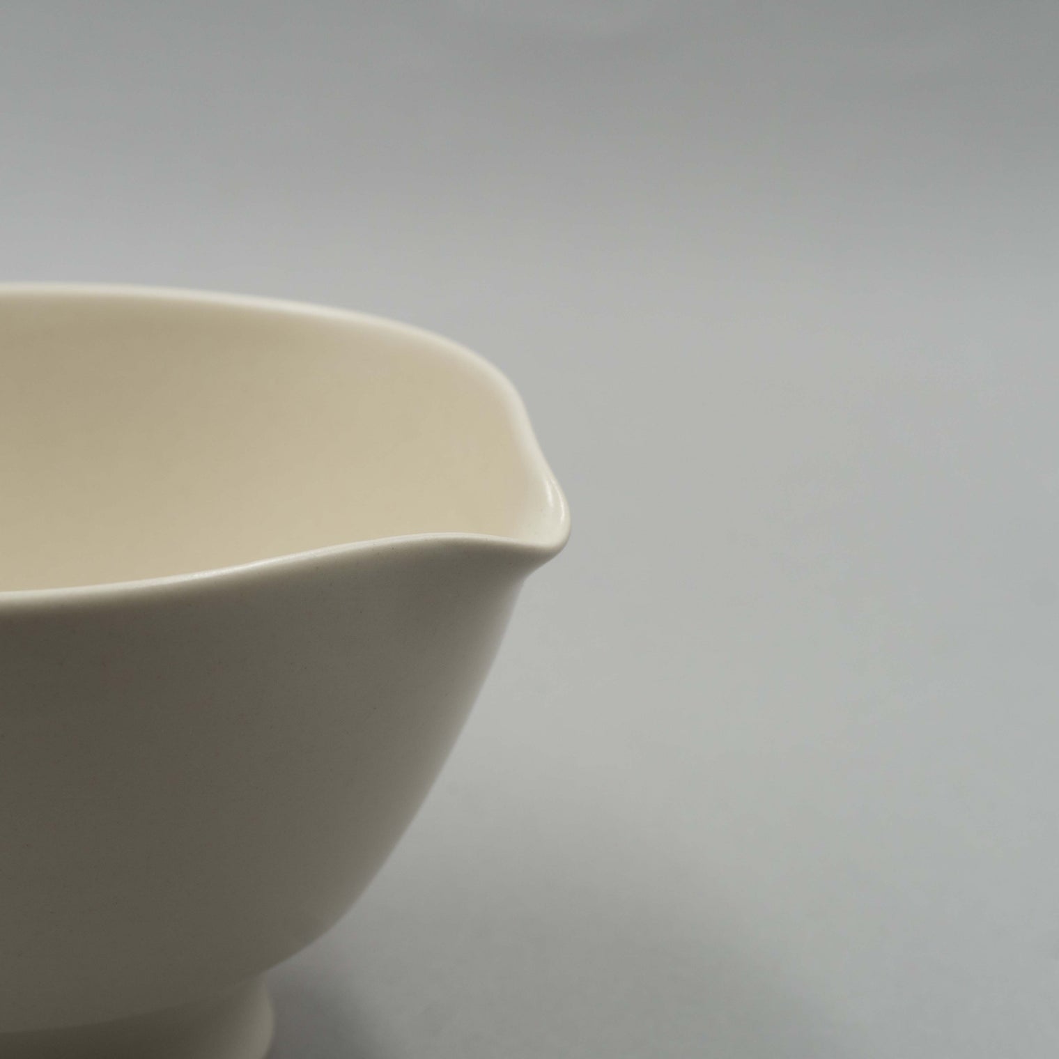 Hanasaka Une Spout Bowl Medium, 11.3cm x 7.5cm