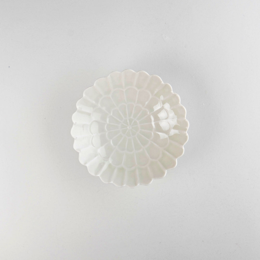 Asami Maeda Chrysanthemum Medium Plate White, 15×4.5cm