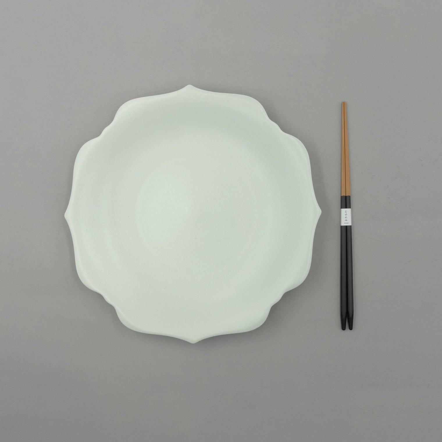Megumi Ryoka Blue White Plate, 25.5cm x H2.9cm