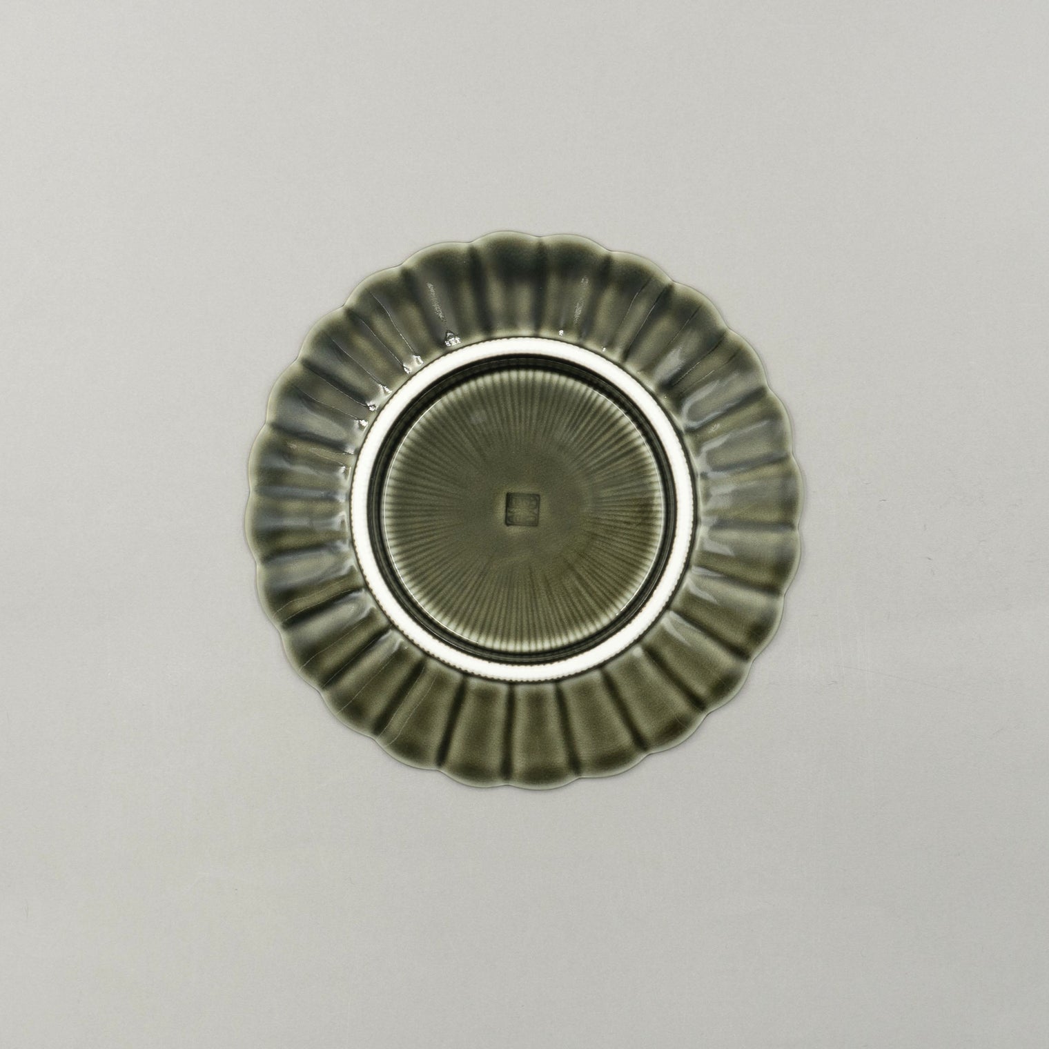 Oribe Kiku Plate 20cm, 20.3cm x 3.2cm
