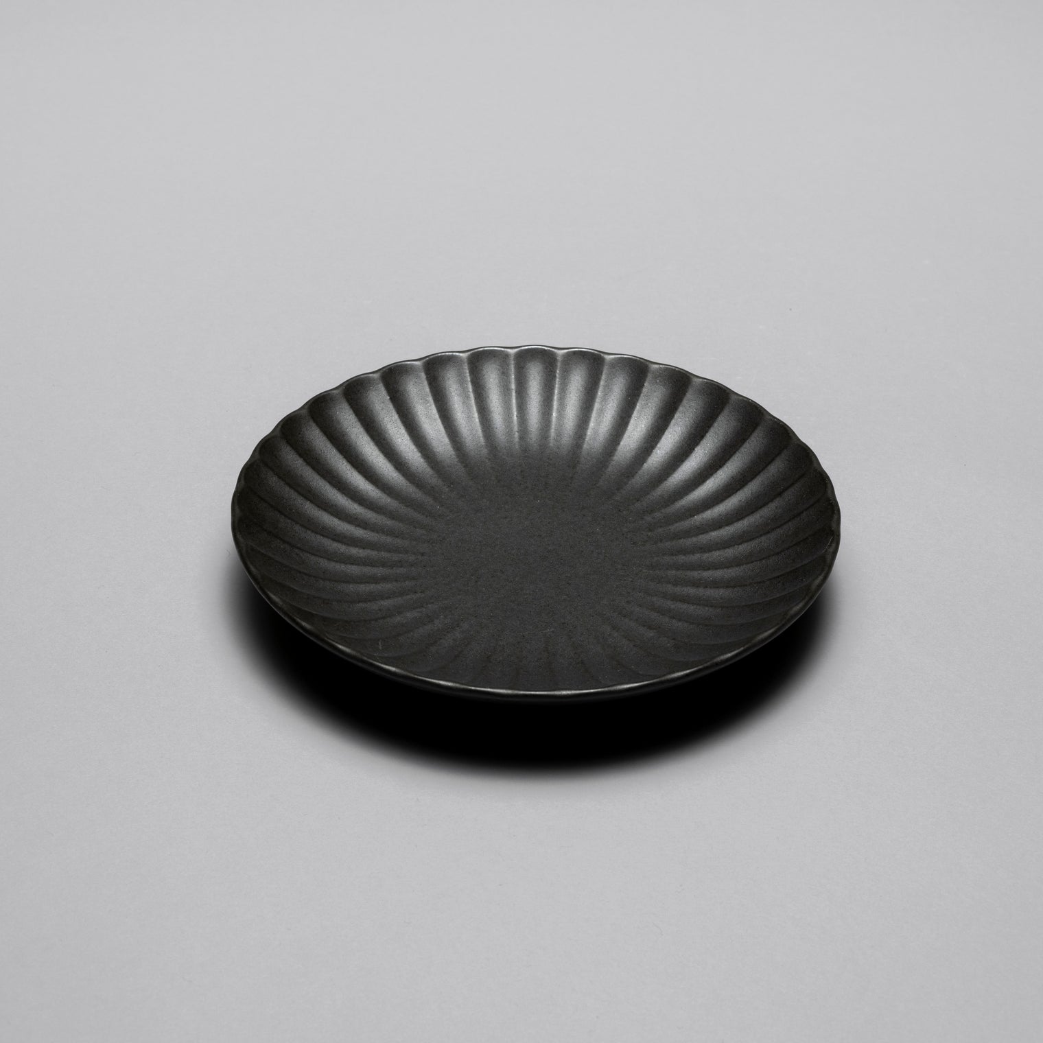 Kasumi Black Plate, D18.5cm x H2.8cm